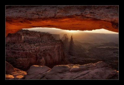 05.30 de wekker en met een hoofd als een verfrommelde vaatdoek naar Mesa Arch (op 3 km van de campground) om &quot;naar zeggen&quot; de mooiste zonsopkomt van het Zuiden te zien. Daar aangekomen blijkt als snel dat je niet de enige bent die zo gek is. Gelukkig blijkt al heel snel dat alles het waard is....