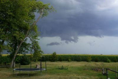 De helft van de tuin met een paar dreigende wolken