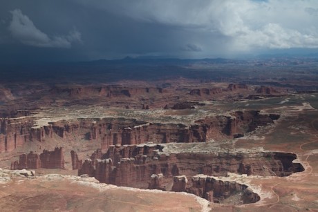 Uitzicht vanaf Island in the Sky op plateau met White Rim Trail (rechtsonder)