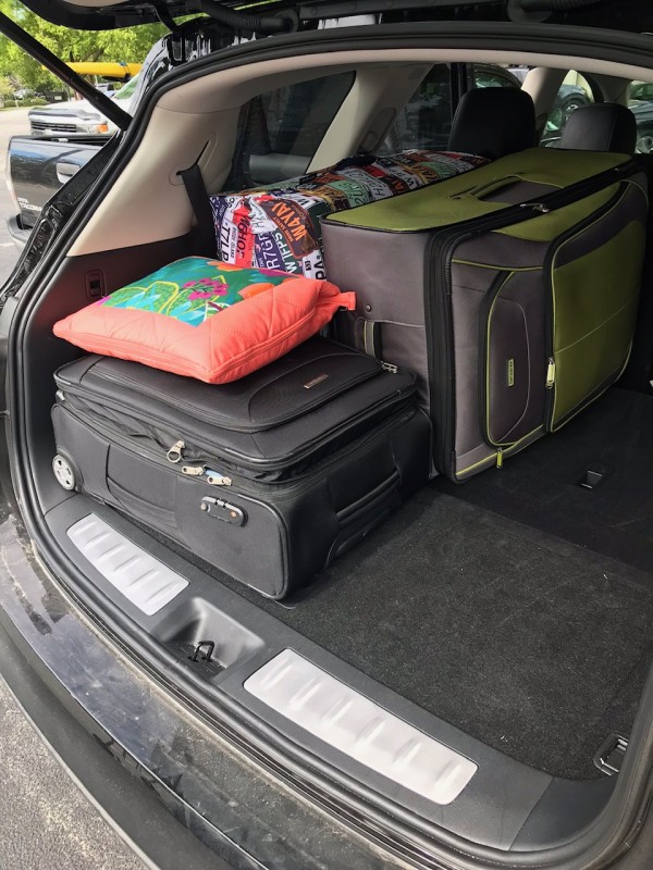 Ruim voldoende bagage ruimte met 3 grote koffers en 2 zitrijen